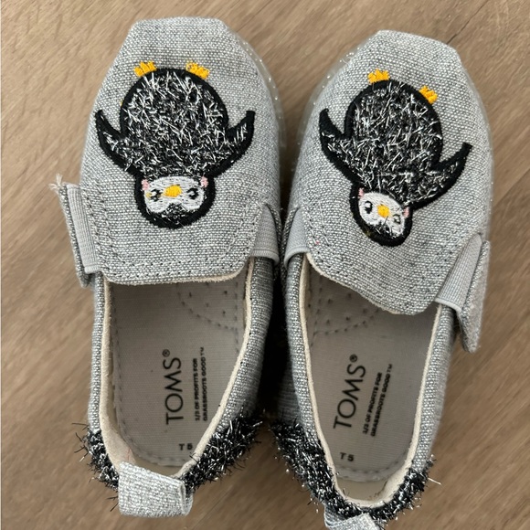 Size 5 TOMS toddler penguin shoes - Picture 2 of 4